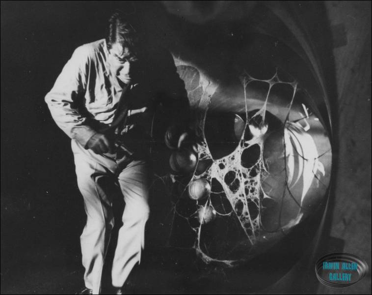 Fitzhugh escapes from the Giant's hand