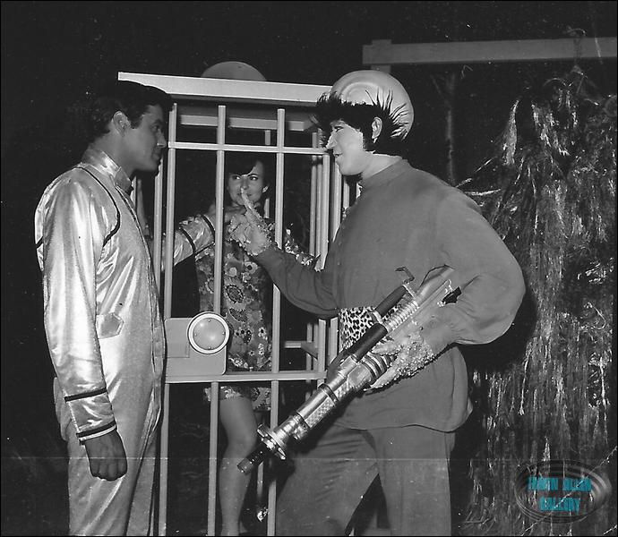 Guy Williams and Alien lock up visitor